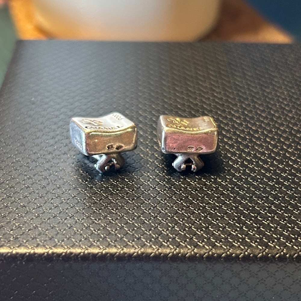 282. 🍀Vintage CHANEL Silver Square Clover Clip on Earrings - Picture 4 of 9